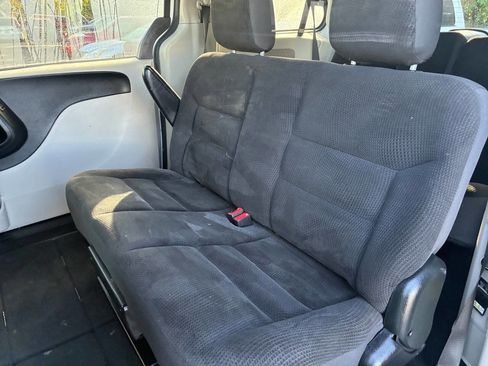 Used 2019 Dodge Grand Caravan SE w/ UConnect Hands-Free Group image 6