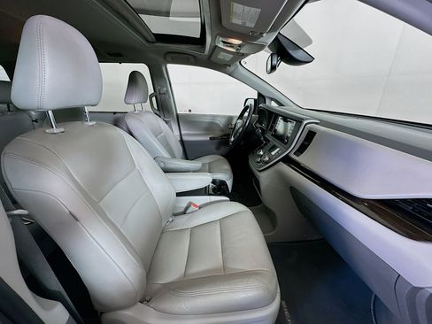 Used 2020 Toyota Sienna XLE image 30