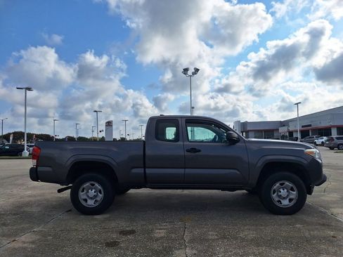 Used 2017 Toyota Tacoma SR RWD image 3