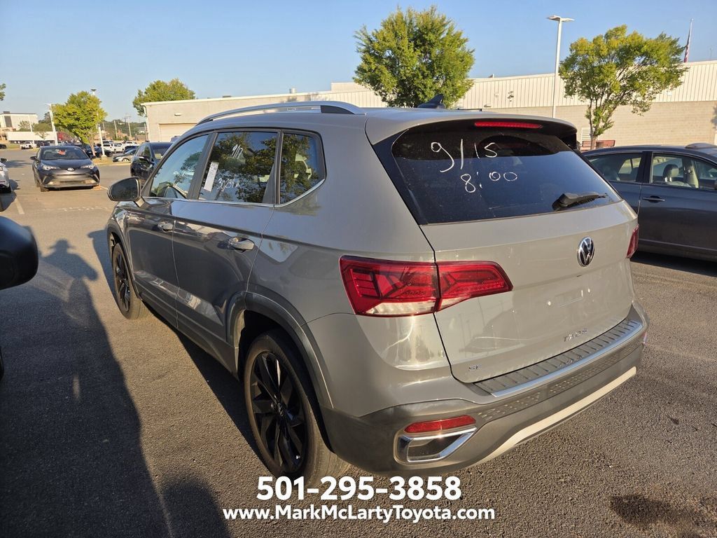 Used 2023 Volkswagen Taos SE w/ Panoramic Sunroof Package FWD image 7