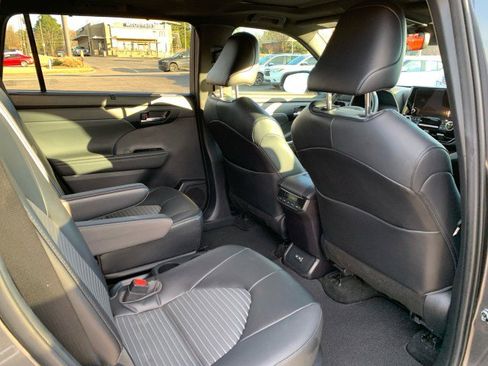 Used 2023 Toyota Highlander XSE image 17