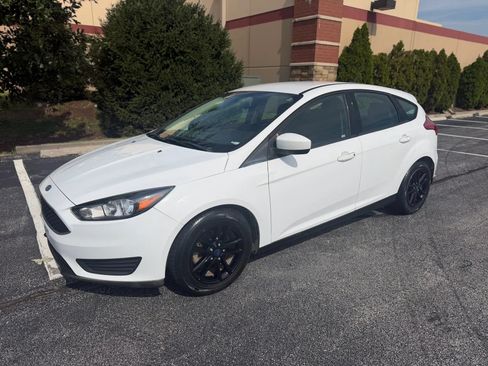 Used 2018 Ford Focus SE FWD image 1