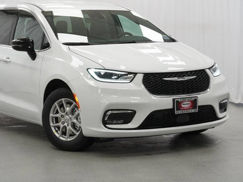 New 2026 Chrysler Pacifica Select FWD image 3
