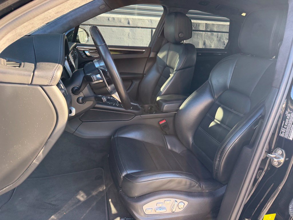 Certified 2021 Porsche Macan Turbo AWD/4WD image 16