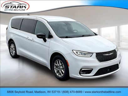 Used 2025 Chrysler Pacifica Select