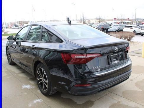 Used 2023 Volkswagen Jetta Sport image 4