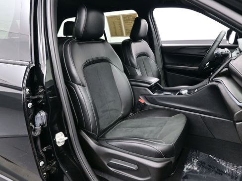 Used 2024 Jeep Grand Cherokee Altitude image 15