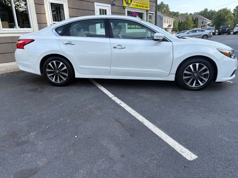 Used 2016 Nissan Altima 2.5 SL w/ 2.5 Technology w/LED Package FWD image 4