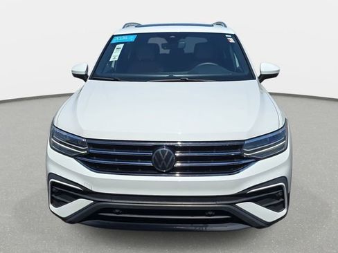 Used 2024 Volkswagen Tiguan SE w/ Panoramic Sunroof Package AWD/4WD image 2