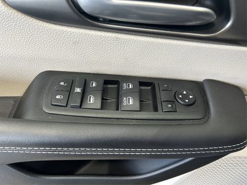 Used 2024 Chrysler Pacifica Touring-L AWD/4WD image 31
