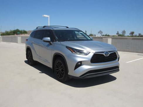 Used 2021 Toyota Highlander Limited AWD/4WD image 2