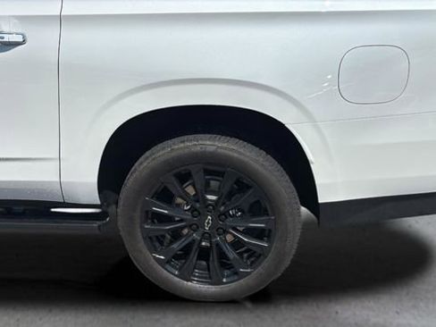 Used 2024 Chevrolet Suburban High Country AWD/4WD image 36