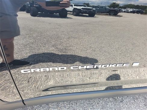 New 2025 Jeep Grand Cherokee Limited image 3
