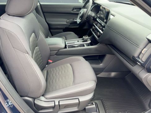 Used 2025 Nissan Pathfinder SV image 28