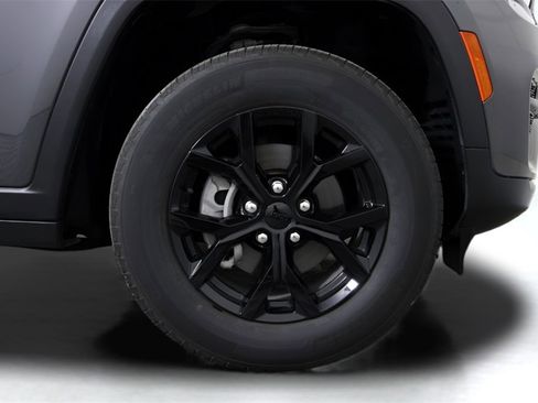 Used 2024 Jeep Grand Cherokee Altitude image 9