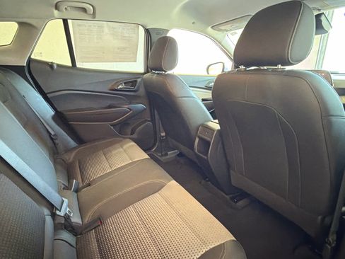 Used 2025 Chevrolet Trax LT w/ LT Convenience Package FWD image 32