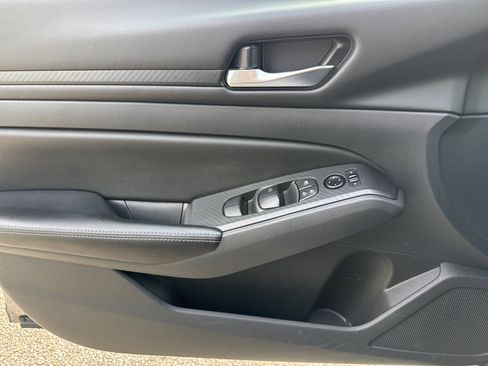 Used 2024 Nissan Altima 2.5 SV image 9