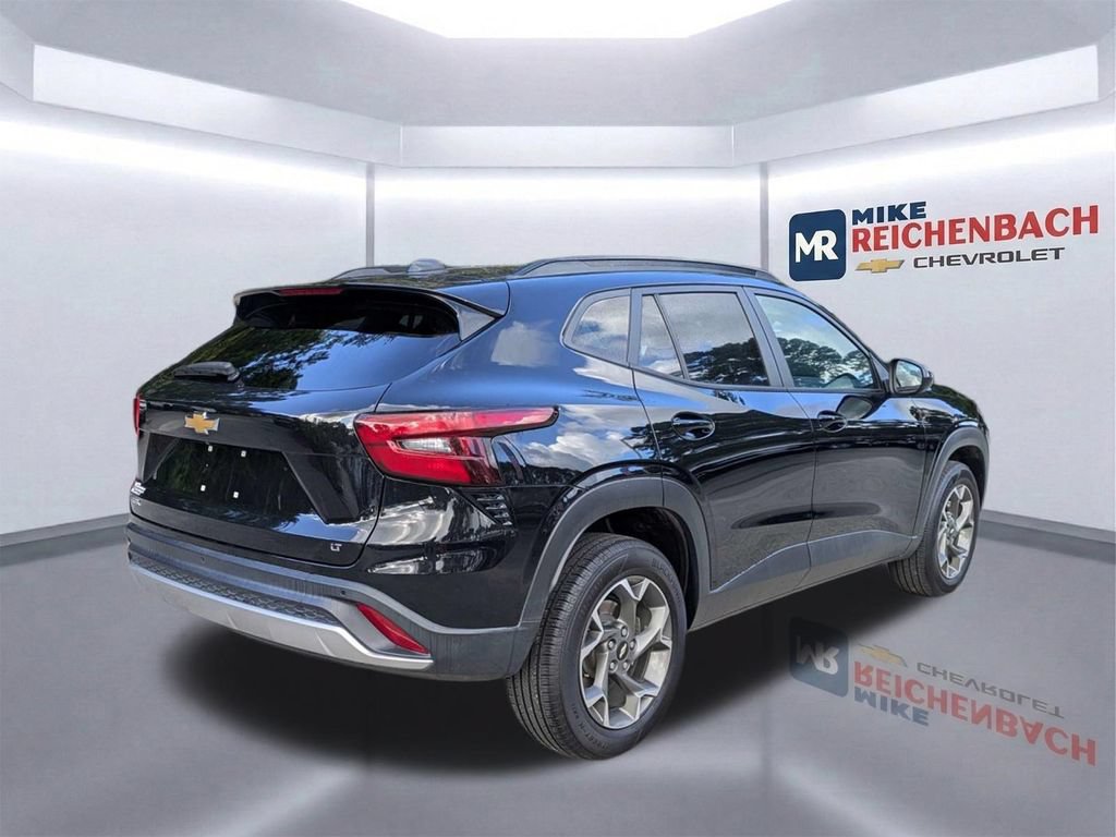 Used 2024 Chevrolet Trax LT w/ Driver Confidence Package FWD image 4