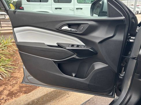 Used 2025 Chevrolet Trax LT FWD image 18