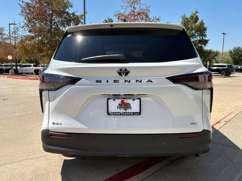 Used 2026 Toyota Sienna XLE FWD image 7