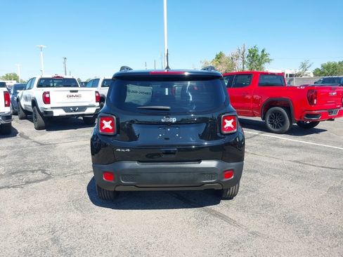Used 2023 Jeep Renegade Latitude w/ Sun & Fun Group AWD/4WD image 3
