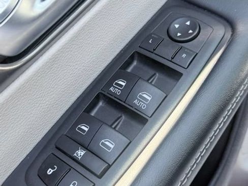 Used 2023 Chrysler Pacifica Touring-L FWD image 22