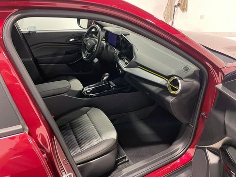 Used 2024 Chevrolet Trax LT w/ LT Convenience Package FWD image 26