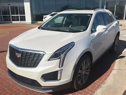 Used 2023 Cadillac XT5 Premium Luxury w/ Technology Package image 3