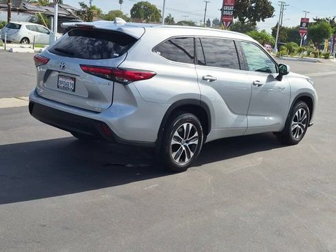 Used 2021 Toyota Highlander XLE AWD/4WD image 9