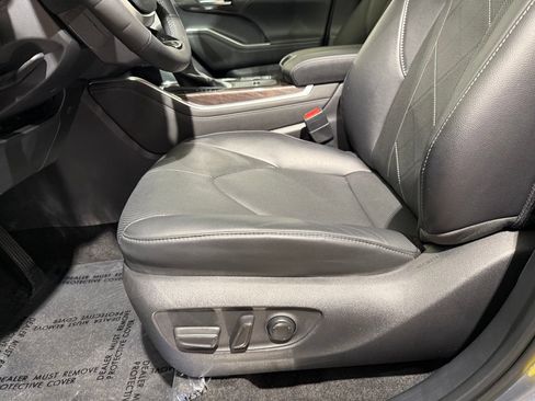 Certified 2024 Toyota Highlander Platinum AWD/4WD image 14