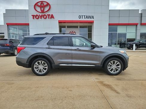 Used 2023 Ford Explorer XLT w/ Equipment Group 202A AWD/4WD image 4