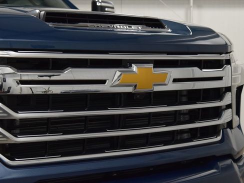 Used 2024 Chevrolet Silverado 2500 High Country w/ High Country Premium Package AWD/4WD image 11