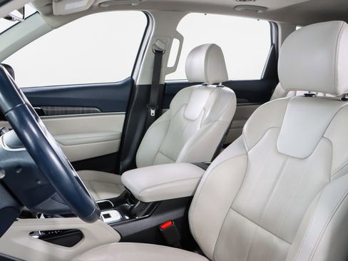 Used 2024 Kia Telluride EX w/ EX Captain's Chair Package image 24