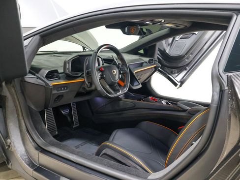 Used 2025 Lamborghini Revuelto image 36