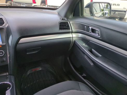 Used 2018 Ford Explorer XLT w/ Equipment Group 201A FWD image 17