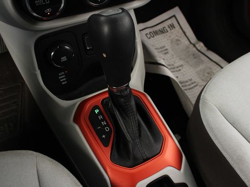 Used 2015 Jeep Renegade Latitude w/ Popular Equipment Group AWD/4WD image 33