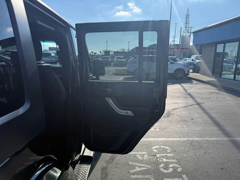 Used 2018 Jeep Wrangler Unlimited Sahara w/ Connectivity Group image 32