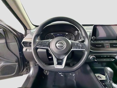 Used 2024 Nissan Altima 2.5 SV FWD image 13