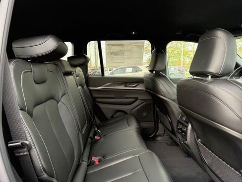 New 2025 Jeep Grand Cherokee Limited image 12