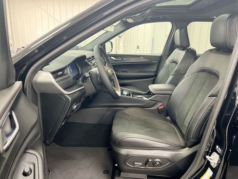 New 2025 Jeep Grand Cherokee Altitude image 19