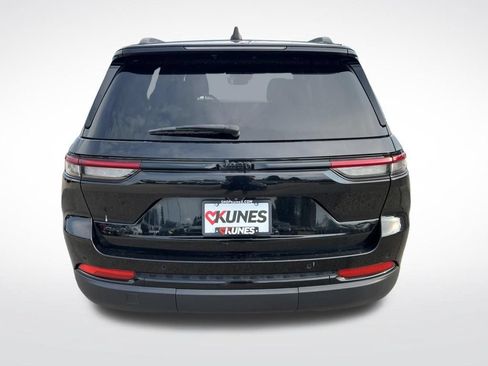 Used 2024 Jeep Grand Cherokee Altitude AWD/4WD image 7