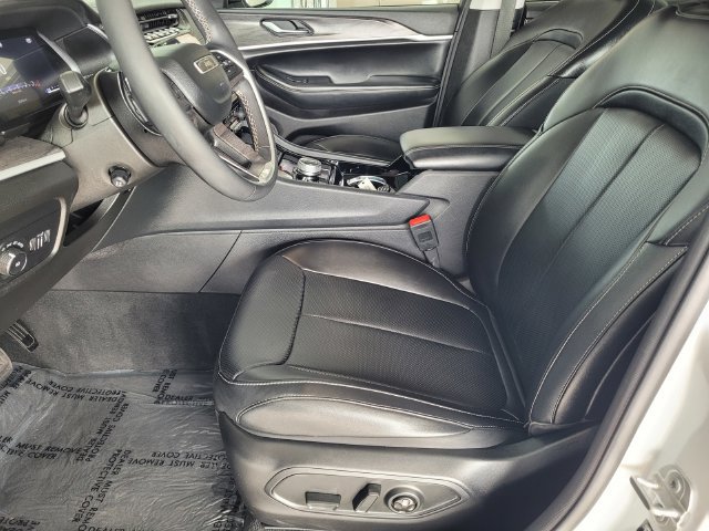Used 2023 Jeep Grand Cherokee L Limited w/ Luxury Tech Group II AWD/4WD image 17