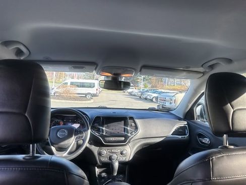 Used 2019 Jeep Cherokee Limited image 24