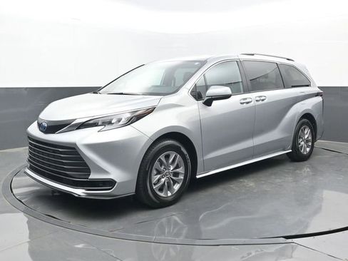 Used 2025 Toyota Sienna LE image 8