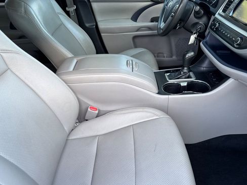 Used 2019 Toyota Highlander LE w/ Carpet Mat Package (TMS) image 17