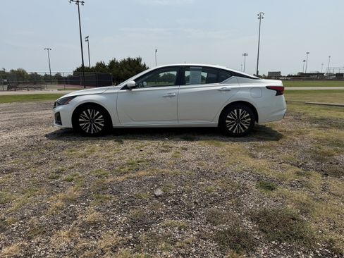 Used 2024 Nissan Altima 2.5 SV w/ SV Premium Package FWD image 9