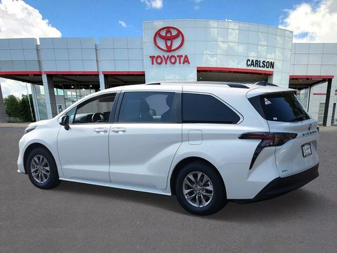 Certified 2026 Toyota Sienna XLE FWD image 6