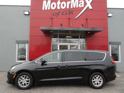 Used 2020 Chrysler Voyager LX w/ Cold Weather Group FWD image 5