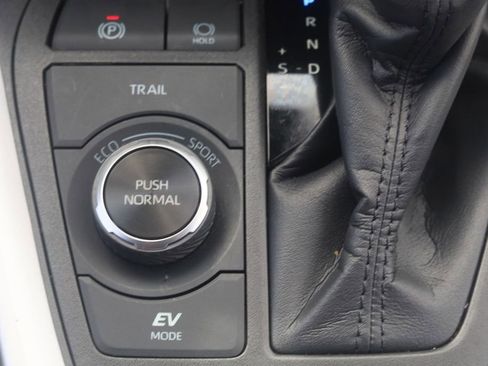Used 2022 Toyota RAV4 LE AWD/4WD image 8