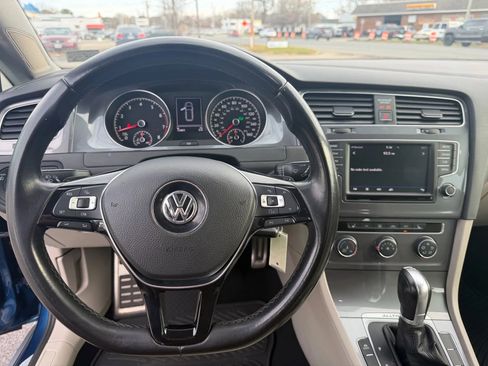 Used 2017 Volkswagen Golf Alltrack S image 25